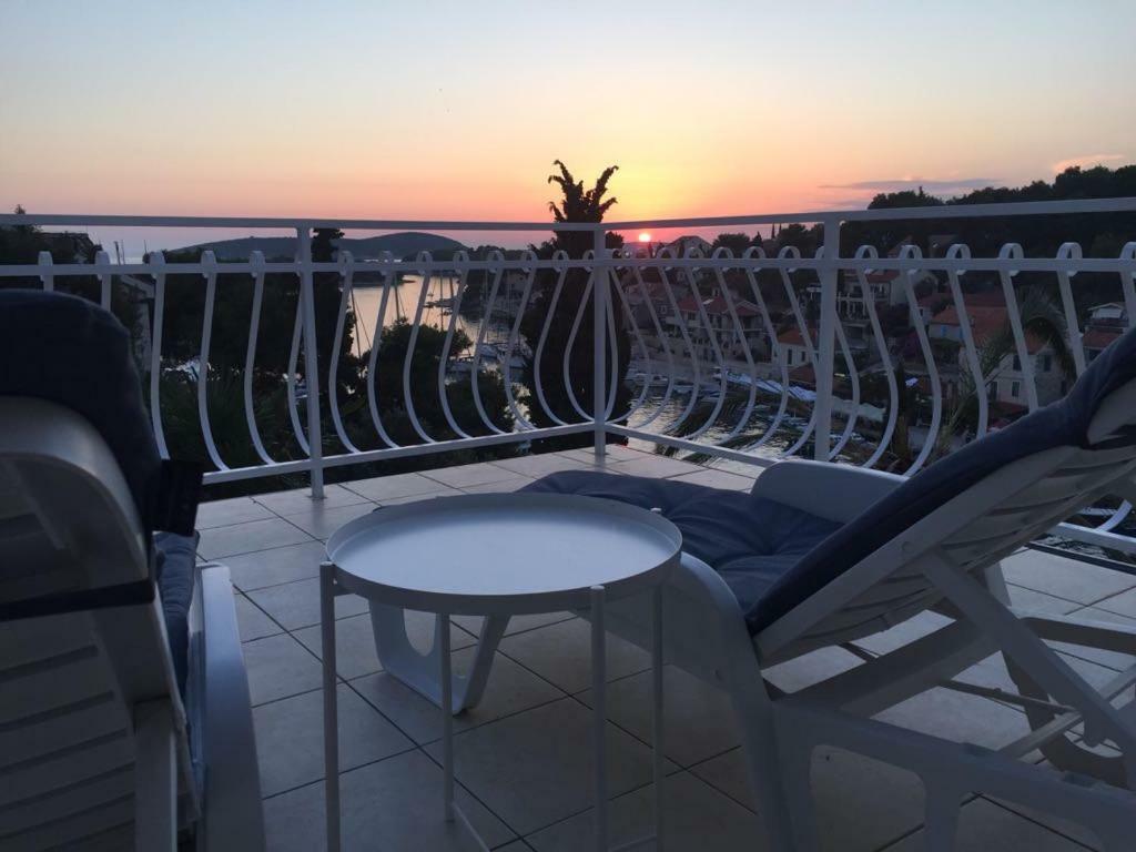 Apartment In Maslinica 70M From The Sea エクステリア 写真
